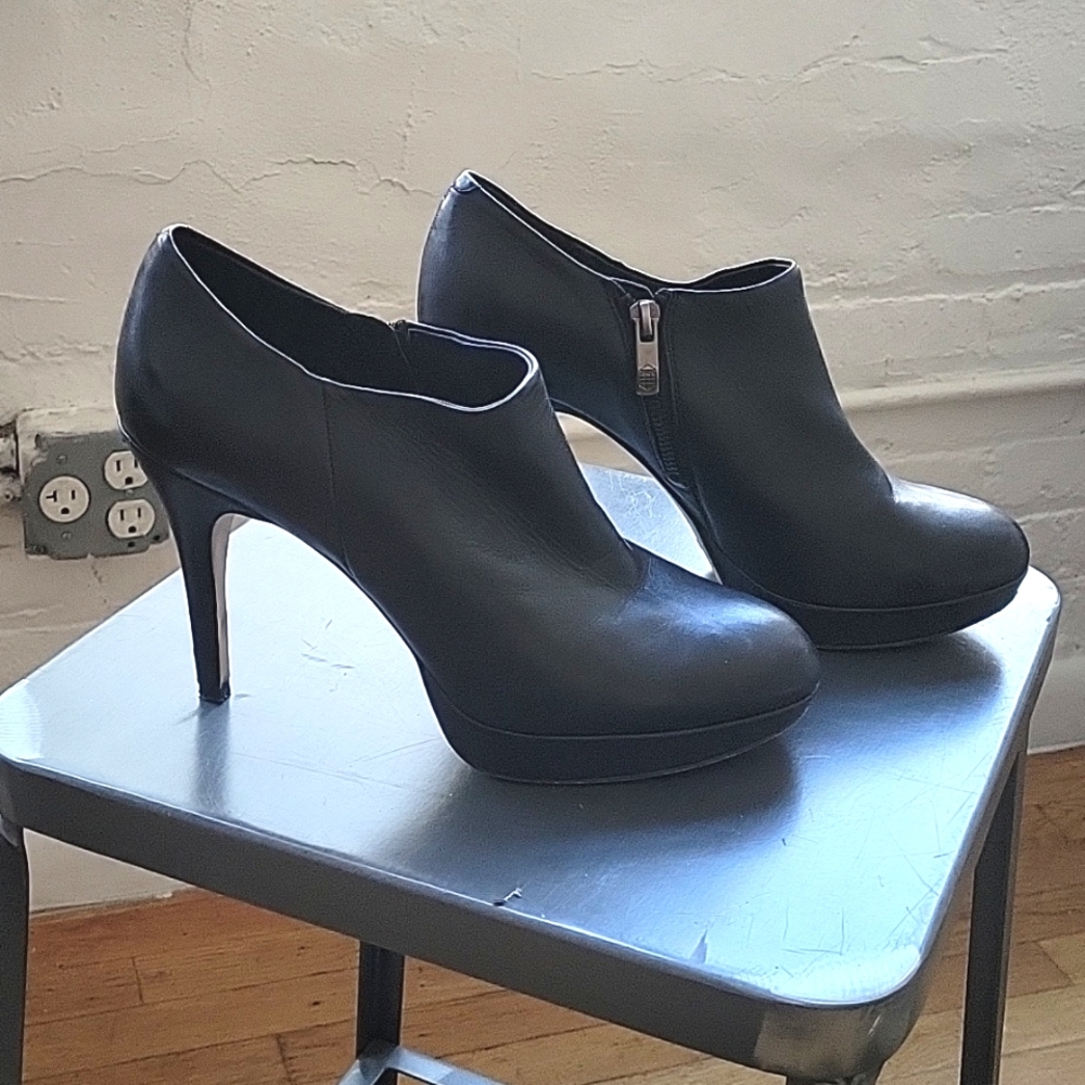 Vince Camuto Leather zip booties W9
